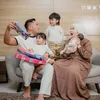 Kesha Ratuliu bersama suami dan tiga anak 