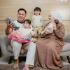 Kesha Ratuliu bersama suami dan tiga anak 