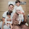 Kesha Ratuliu bersama suami dan tiga anak 