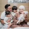 Kesha Ratuliu bersama suami dan tiga anak 