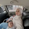 Kesha Ratuliu Momong Dua Anak