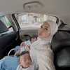 Kesha Ratuliu Momong Dua Anak