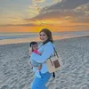 Kesha Ratuliu Momong Dua Anak