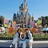 Kevin Aprilio dan keluarga berada di Tokyo Disney Land