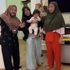 Potret Kiky Saputri dapat kejutan ulang tahun dari orang-orang terdekat