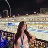 Laura Moane tampil dengan busana krem saat nonton F1 di Singapura