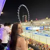 Gaya menawan Laura Moane nonton F1 di Singapura