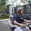 Lesti keliling komplek