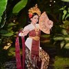 Meski berasal dari Kalimantan, Putri tak kehilangan aura kecantikan saat menggunakan pakaian adat Bali.
