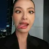Raline Shah Peragakan Live Emoticon