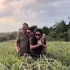 Potret Mayangsari nikmati sore di ladang
