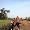 Potret Mayangsari nikmati sore di ladang