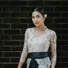 Mikha Tambayong Kenakan Kebaya Bali