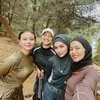 Potret Dara Arafah, Karin Novilda, dan Geng Mendaki Gunung Prau