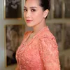 Nagita Slavina pakai kebaya Peach