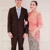 Nagita Slavina pakai kebaya Peach