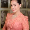 Nagita Slavina pakai kebaya Peach