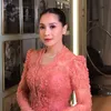 Nagita Slavina pakai kebaya Peach