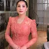 Nagita Slavina pakai kebaya Peach