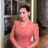 Nagita Slavina pakai kebaya Peach