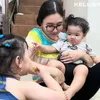 Nella Kharisma masak takjil di dapur