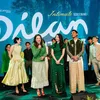 Niken Anjani dan Raline Shah bersama para pemain DILAN ITB 1997