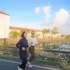 Nikita Willy dan Jennifer Bachdim lari lewati jalanan di Bali