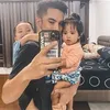 Okin Momong Biru dan Chava 