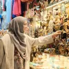 Oki Setiana Dewi ke Pasar di Mesir