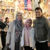 Oki Setiana Dewi ke Pasar di Mesir