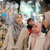 Oki Setiana Dewi ke Pasar di Mesir