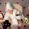 Di pemotretan kedua, baby Meshwa tampil memakai handuk mandi dengan dikelilingi banyak make up dari brand ternama dunia. 