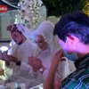 Interior lokasi pernikahan didekorasi bunga putih yang senada dengan busana pengantin Elly dan Aher. Sebagai informasi, acara pernikahan mereka digelar di sebuah wedding house di Lampung.