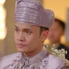 Potret Randy Pangalila tampil dengan busana pengantin Minang