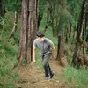 Kenny Austin mendaki gunung
