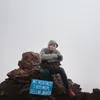 Potret Kenny Austin di puncak gunung Kerinci