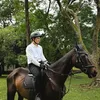 Pesona Kenny Austin naik kuda