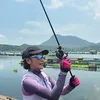Outfit sporty  Prilly Lauconsina saat memancing