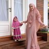 Melihat betapa menggemaskannya foto-foto Kayla dalam balutan hijab, ada banyak netizen pun menjulukinya sebagai boneka hidup.
