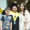 Rafathar Hadir di Wisuda Pengasuhnya