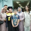 Rafathar Hadir di Wisuda Pengasuhnya