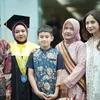 Rafathar Hadir di Wisuda Pengasuhnya