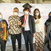 Potret Raka anak Mona Ratuliu saat Wisuda!