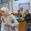 Ria Ricis Cium Tangan Teuku Ryan di Persidangan