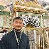 Rio Dewanto dan Atiqah Hasiholan Umrah