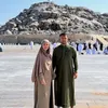 Rio Dewanto dan Atiqah Hasiholan Umrah