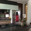Aksen kayu di Rumah Sabrina Chairunnisa dan Deddy Corbuzier