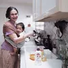 Sabai Morscheck momong anak/