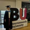 Sarah Menzel wisuda Bournemouth University
