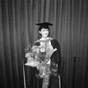 Sarah menzel foto wisuda hitam putih